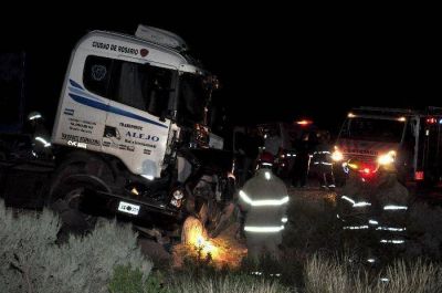 Dos muertos al incrustarse en un cami�n en la Ruta 6