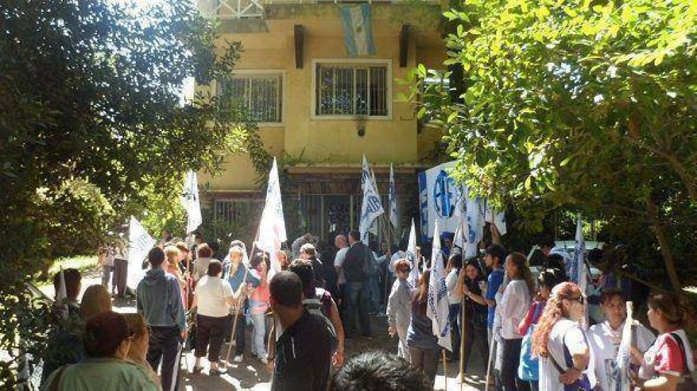 Trabajadores de ATE marcharon hacia el Consejo Escolar de Tigre