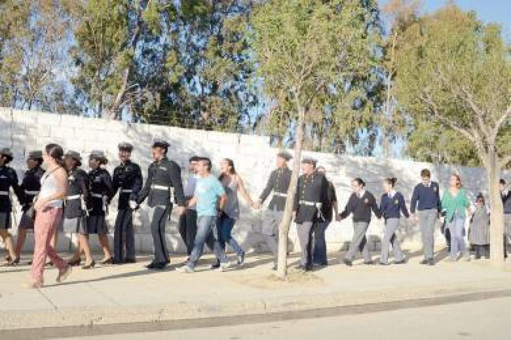 Padres y alumnos del Liceo hicieron un abrazo simb�lico a la instituci�n