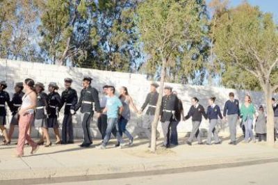 Padres y alumnos del Liceo hicieron un abrazo simb�lico a la instituci�n