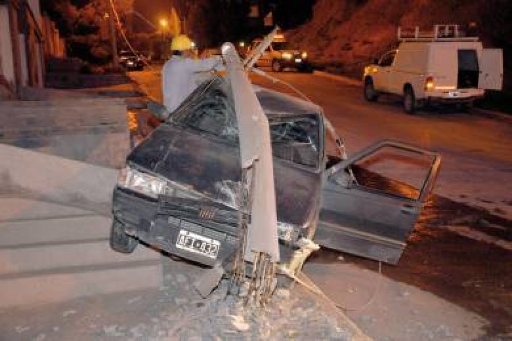 Un Duna se estrell� contra un poste de alumbrado p�blico