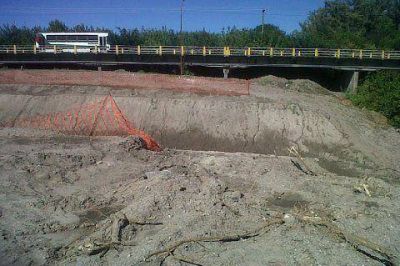 Vecinos inundados denuncian la obra del �Puente Mendoza�