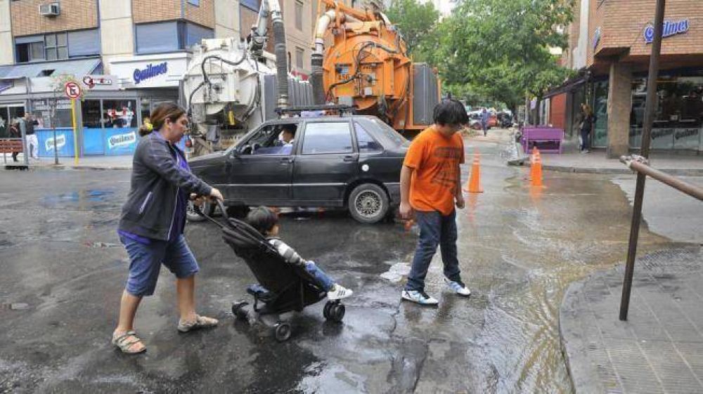 Corte vial por cloacas colapsadas en Nueva C�rdoba