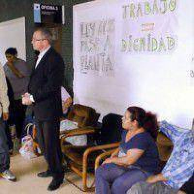 Pedrini dialog� con representantes de la UPCP encadenados