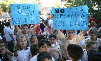 Liceo: unas 400 personas se manifestaron en repudio a eliminar la formaci�n militar