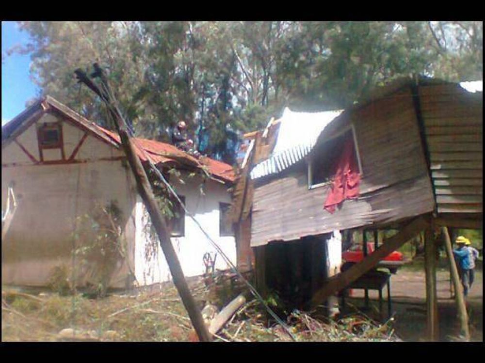 Por la tormenta del s�bado, cay� un �rbol sobre una vivienda