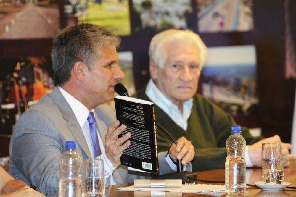 F�tbol infantil y juvenil: El Gobernador se reuni� con t�cnicos, presidentes de clubes y de ligas de San Luis