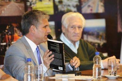 F�tbol infantil y juvenil: El Gobernador se reuni� con t�cnicos, presidentes de clubes y de ligas de San Luis
