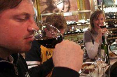 Caen 17,9% exportaciones de vino y sube el consumo