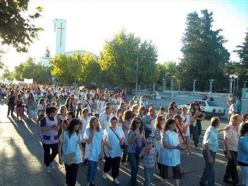 Docentes de Alvear marcharon en reclamo del 30 por ciento de aumento y contra la conducci�n del SUTE