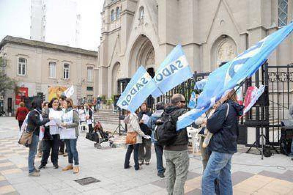 Docentes realizaron radio abierta y amenazan con m�s paros