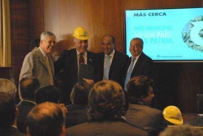 Regueiro firm� convenios por nuevas obras
