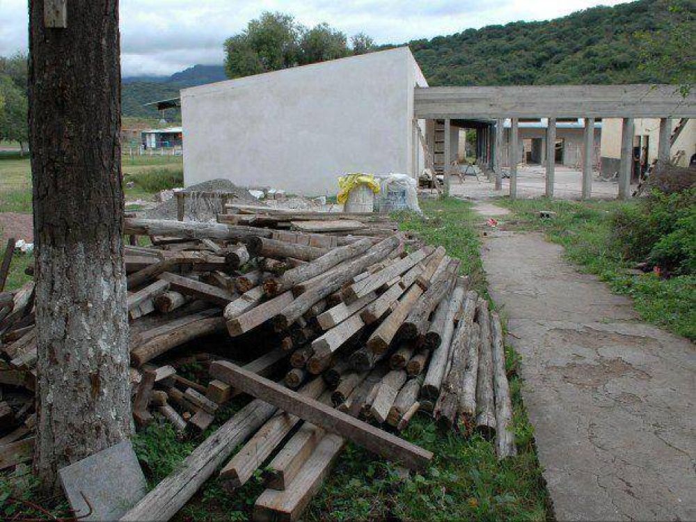Padres tomaron escuela por obras paralizadas