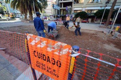 Contin�an los trabajos en la plaza de los artesanos