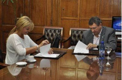 Fassi firm� un convenio por $1,5 millones para los caminos rurales del distrito