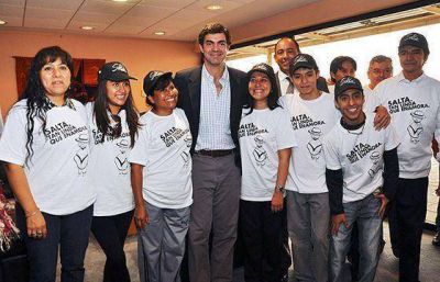 Estudiantes y docentes salte�os del Instituto de Idiomas iniciaron su viaje de capacitaci�n a Estados Unidos