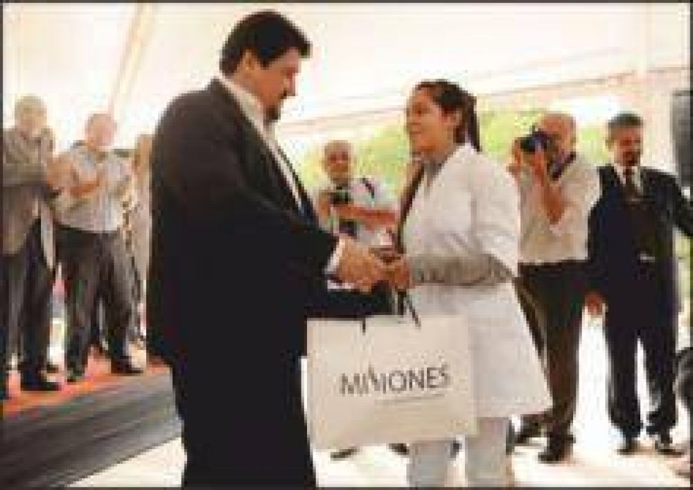�Los j�venes son el presente y la oportunidad de nuestra provincia�, dijo Closs
