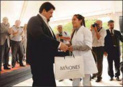 �Los j�venes son el presente y la oportunidad de nuestra provincia�, dijo Closs