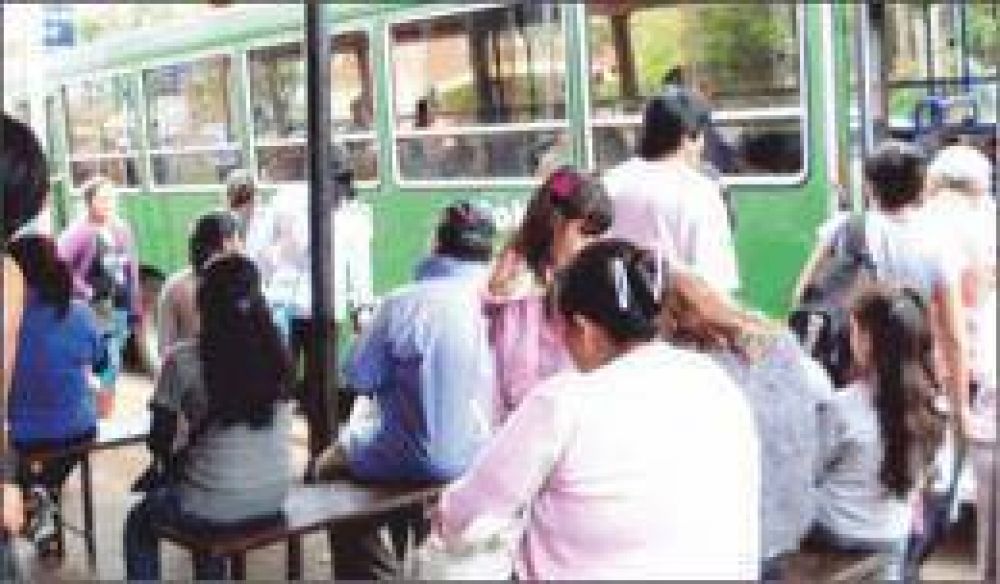 Usuarios de colectivos reclaman refuerzos en horas pico