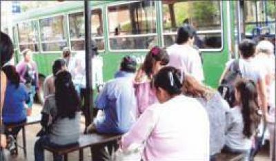 Usuarios de colectivos reclaman refuerzos en horas pico