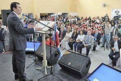 Zamora: "Crear escuelas es generar m�s trabajo y tambi�n m�s dignidad"
