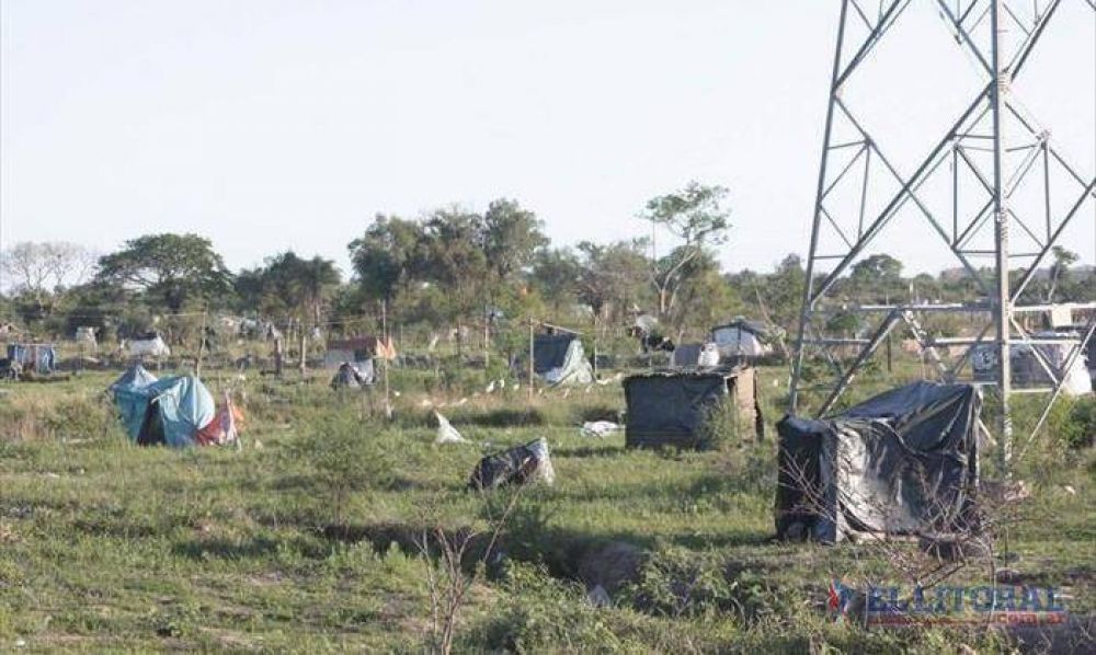 Okupas: en los terrenos del Pirayu slo queda un puado de carpas y malezas