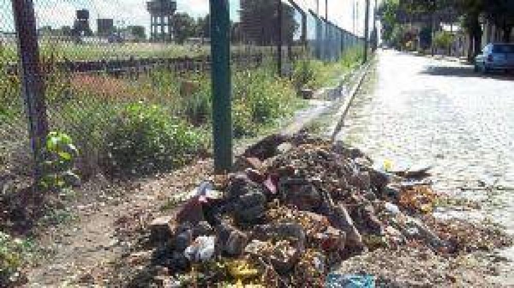 Basura y escombros en los alrededores del ferrocarril
