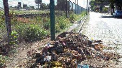 Basura y escombros en los alrededores del ferrocarril