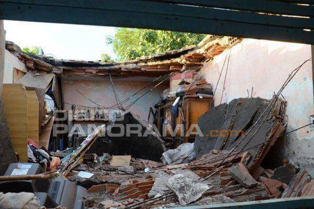 Brindaron asistencia a familia que sufri� el derrumbe de su casa
