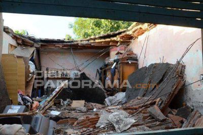 Brindaron asistencia a familia que sufri� el derrumbe de su casa