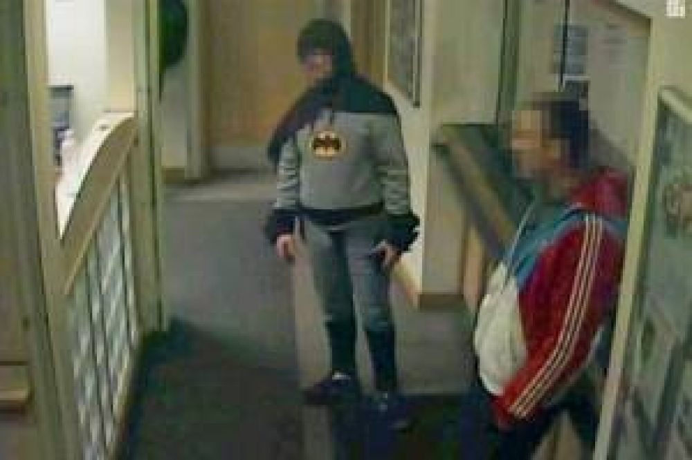 Hombre vestido de Batman entrega delincuente en comisar�a inglesa