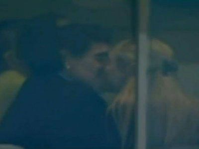 Maradona, a los besos con su nueva novia