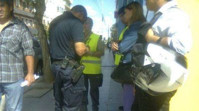 Golpe� a su ex esposa en la calle y luego se escap�