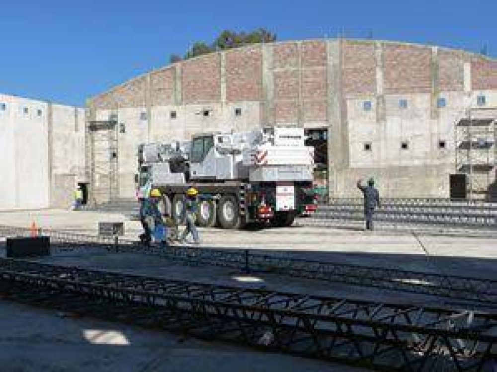 Comenzaron a construir el techo del polideportivo de J�chal