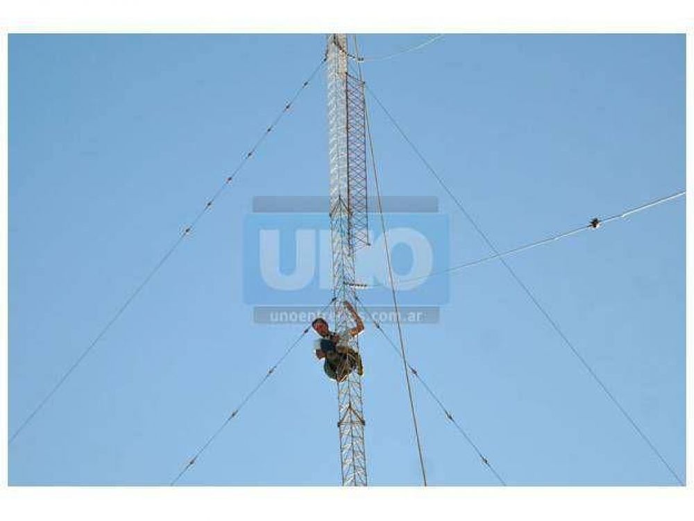 Estaba colocando la antena de una FM, cay� al vac�o y est� grave