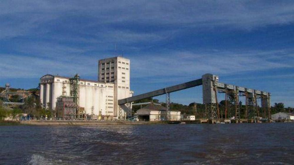 En 10 d�as terminan de dragar el puerto de Diamante  
