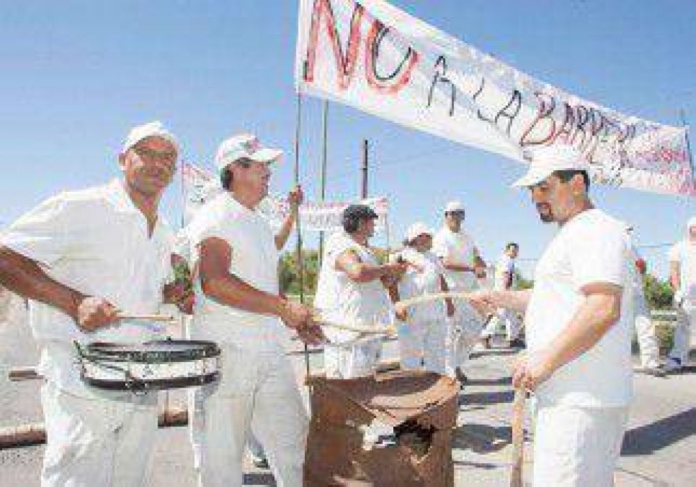 Cortan la ruta por falta de hacienda en Centenario 
