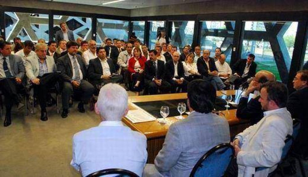 De la Sota cambi� di�logo con intendentes por reparto discrecional de maquinarias