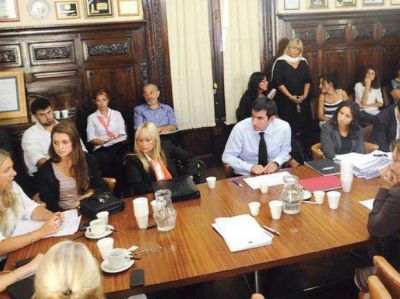 El Concejo empez� con el debate por la posibilidad de prohibir los cabarets