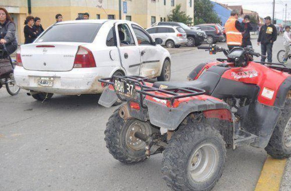Tres menores y dos mayores hospitalizados en un violento choque