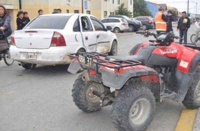 Tres menores y dos mayores hospitalizados en un violento choque