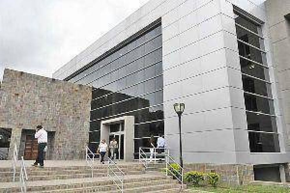 Vendi� el auto de su novia falsificando su firma con ayuda de una escribana