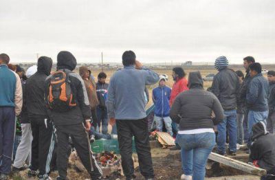 Vecinos aseguran que no dejar�n los terrenos usurpados