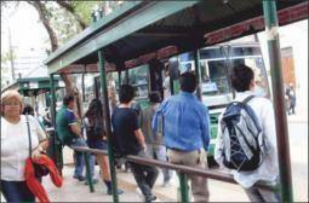 Afirman que los escolares viajan inseguros en las unidades del transporte urbano de Posadas