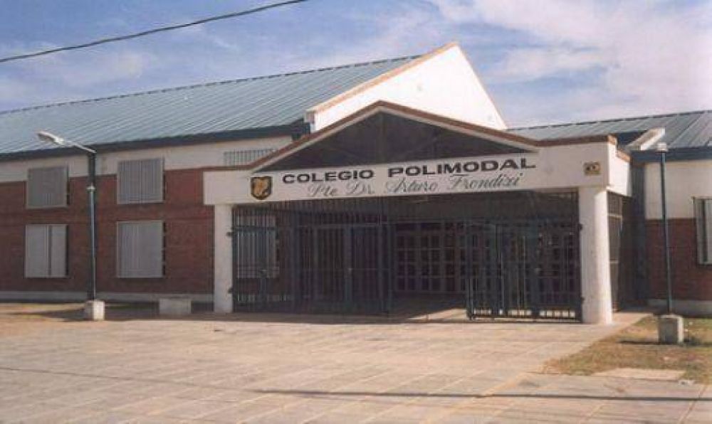 En el colegio Frondizi dictan clases en el laboratorio por falta de aulas