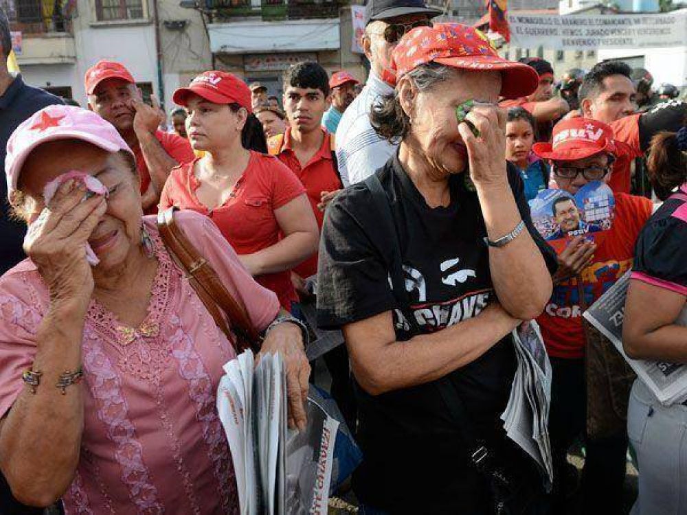 Una multitud traslada los restos de Hugo Ch�vez a la Academia Militar