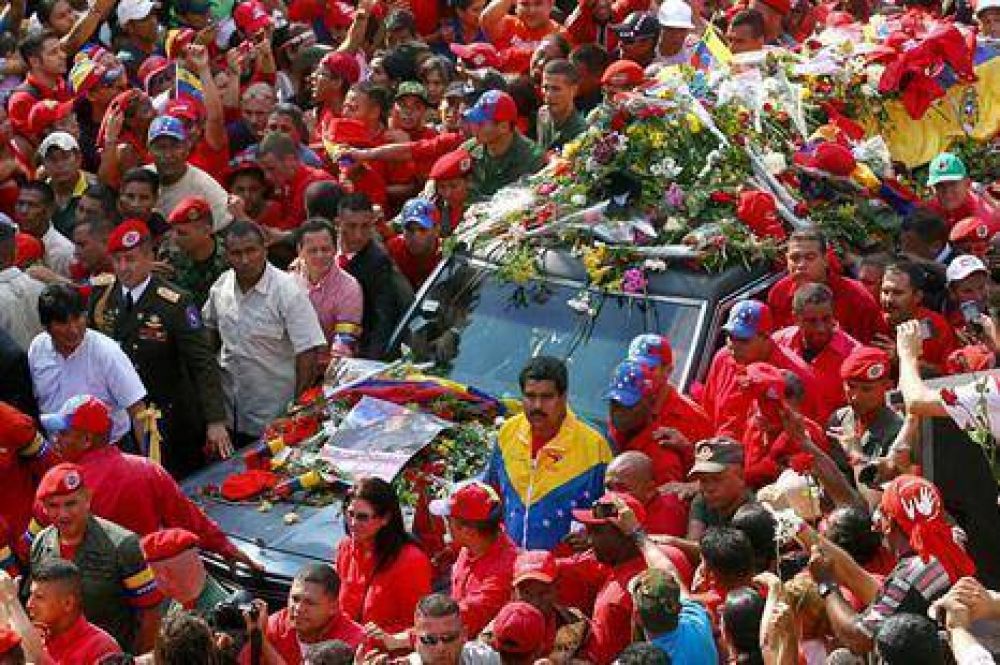 Rodeado de una multitud, los restos de Ch�vez llegan a la Academia Militar para iniciar las exequias