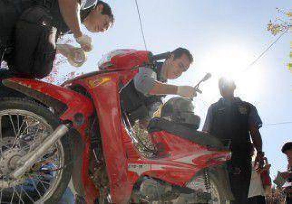 Intent� evitar un arrebato a una mujer y el motochorro lo asesin� 