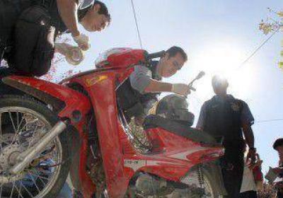 Intent� evitar un arrebato a una mujer y el motochorro lo asesin� 
