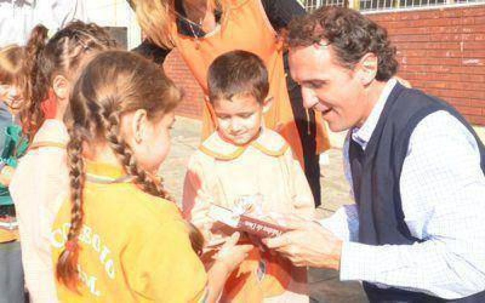 Katopodis acompa�� a alumnos de San Mart�n en el inicio de clases